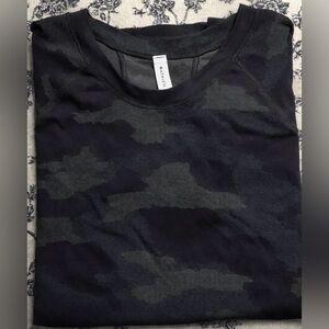 Athleta Black/Gray Camo Athletic Performance Tee • Stretch Woman’s Large
